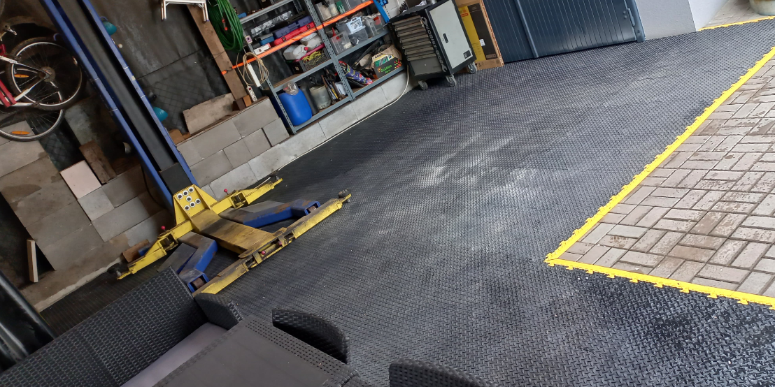 Hobby autodílna s grilem a posezením soukromé rezidence